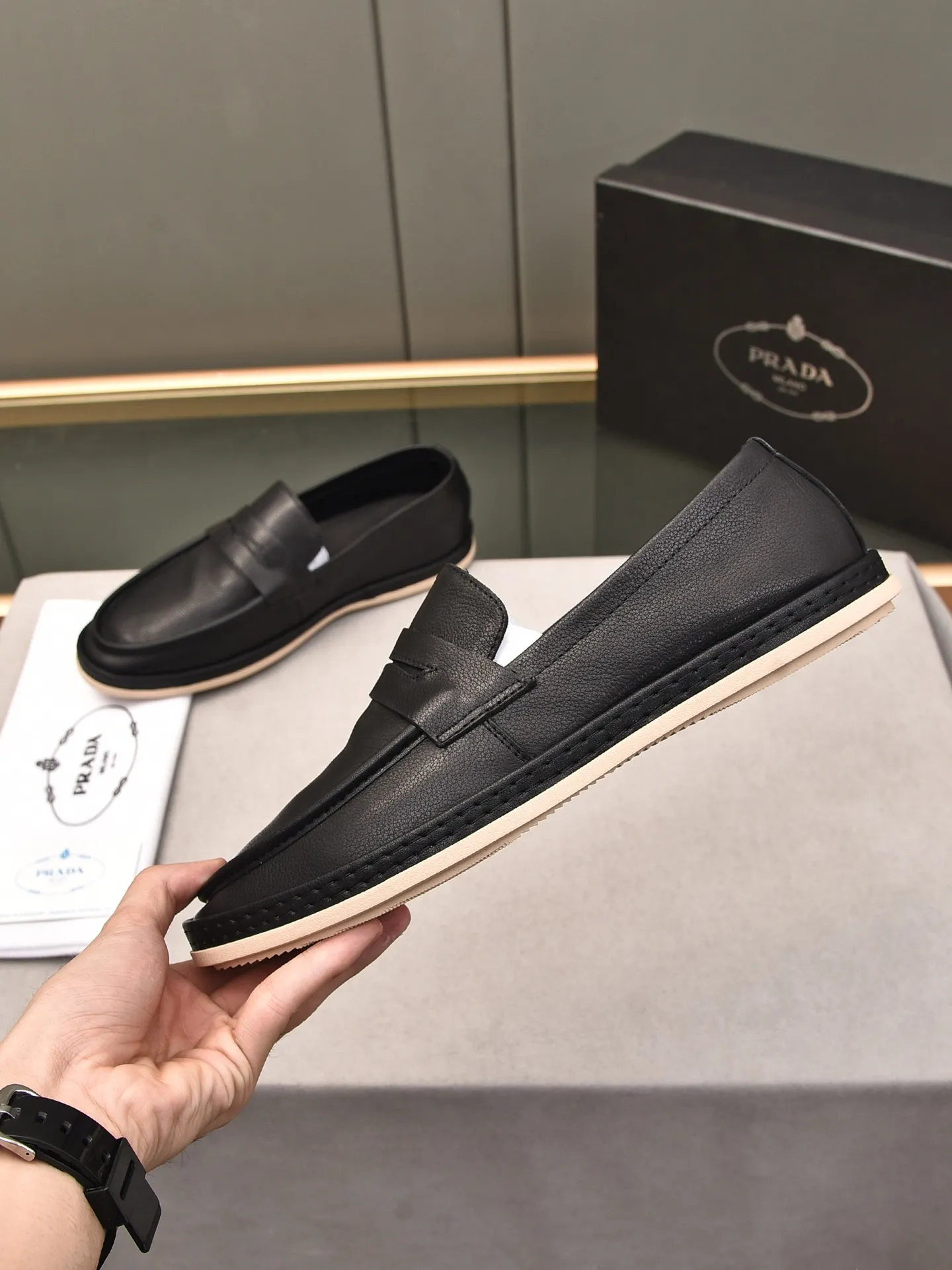 👟👟👟Men's Shoes💰P420 🆕🔥New Updates🔥👟PRADA (Prada) new products are released, imported soft cowhide, fashionable to allow air to penetrate the entire shoe, and the awesome shoes [strong] bring an extremely comfortable and breathable feeling! Beautiful inside and out! Exquisite workmanship, top-grade cowhide material, 😌Number: 38~44, black and white color options.